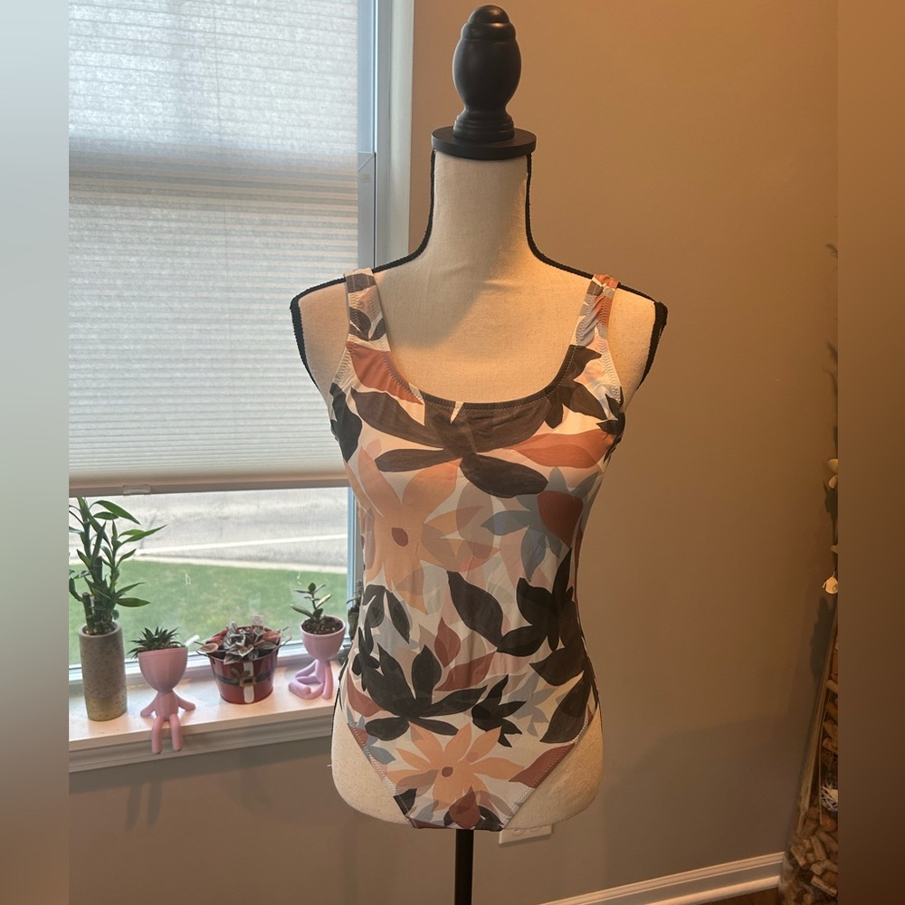 ✨ Quiksilver (EUC) Womens Classic Recycled One-Piece Swimsuit Size M✨